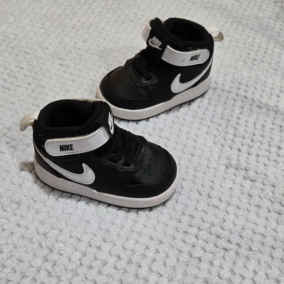 Nike Kids Black and White Sneakers - Picture 1 of 3